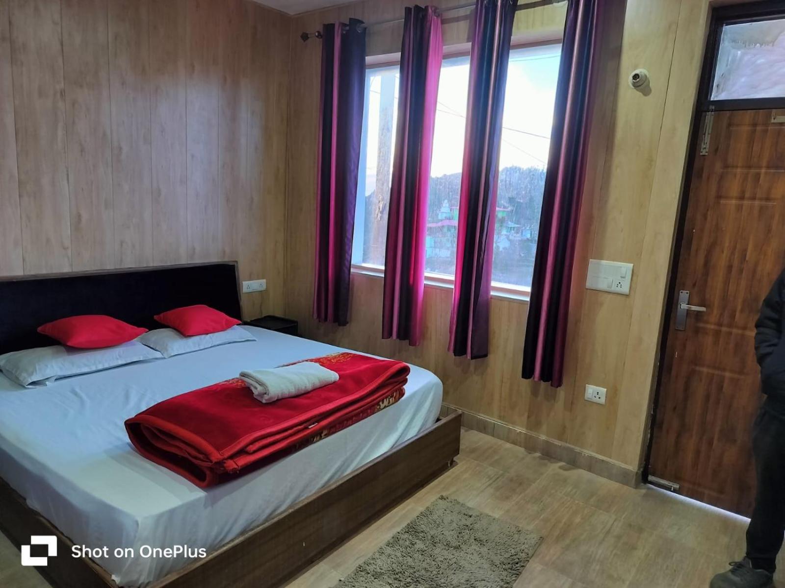 Silver Dew Resorts And Restaurant Đồi Đồi Dhanaulti Ngoại thất bức ảnh