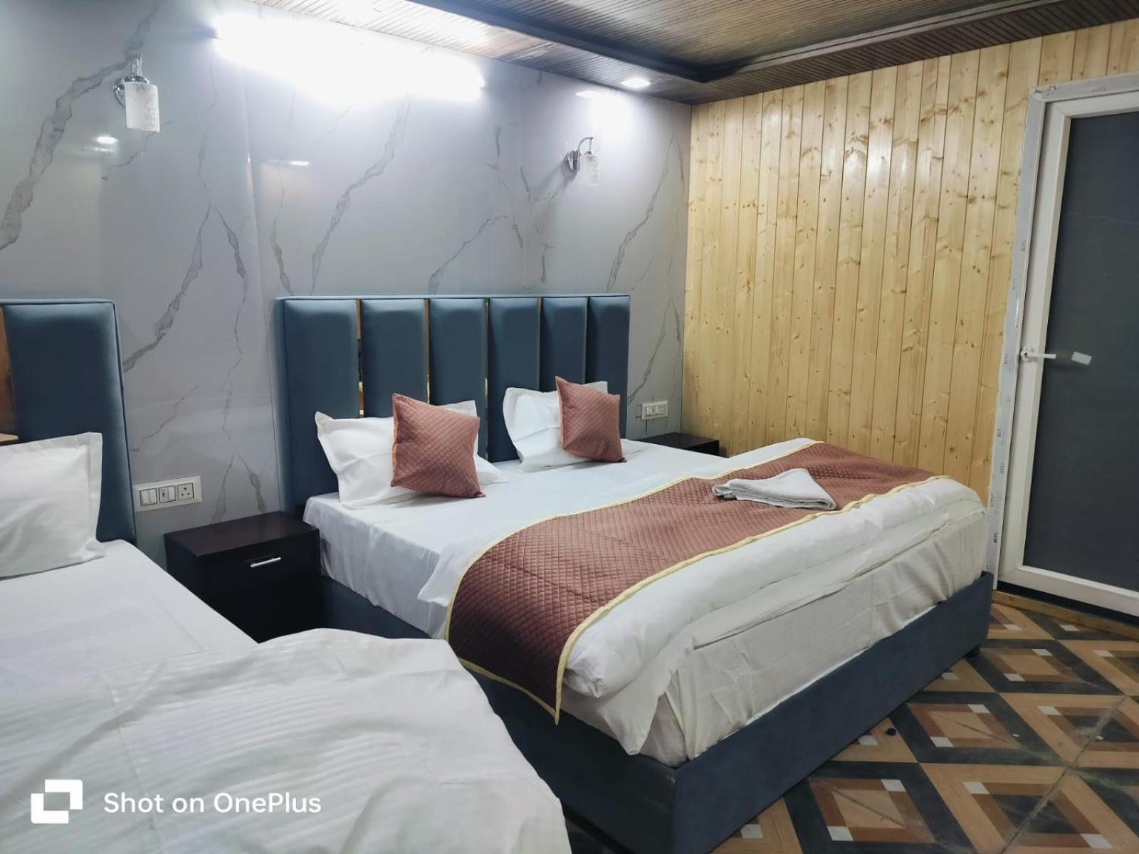Silver Dew Resorts And Restaurant Đồi Đồi Dhanaulti Ngoại thất bức ảnh